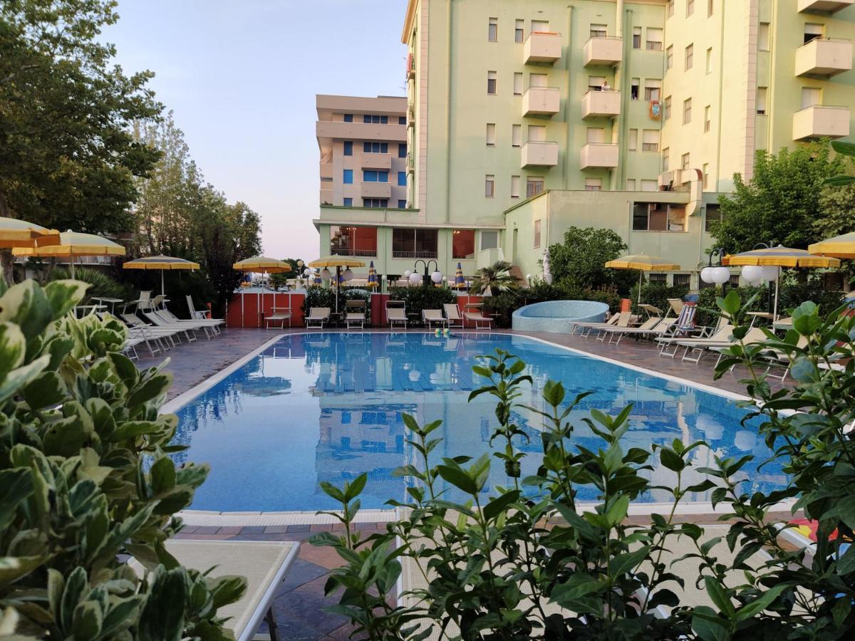 Hotel Prestigio Cesenatico Buitenkant foto