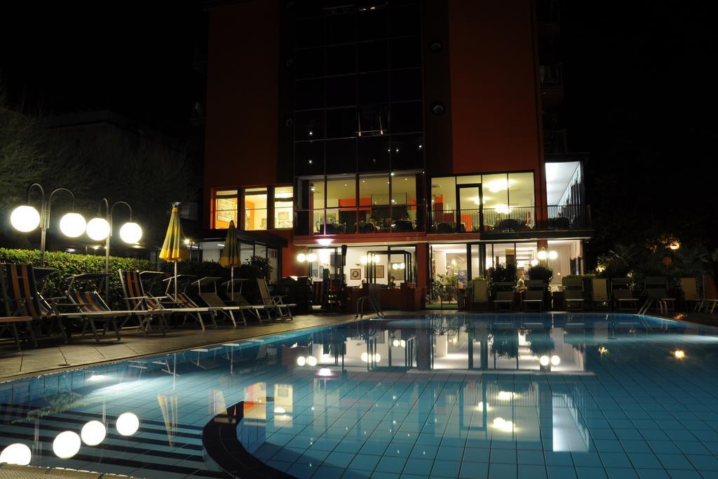 Hotel Prestigio Cesenatico Buitenkant foto